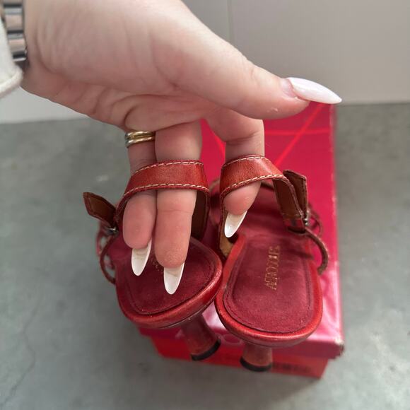 Aerosoles Over Plaited Red Leather Kitten Heels Size 8.5 - Picture 7 of 9